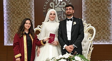 Konya’nın ilk ve tek kadın nikah memuru Esra Solak, Selçuklu Belediyesi Evlendirme Memurluğu’nda görevini başarı ile yürütüyor. 