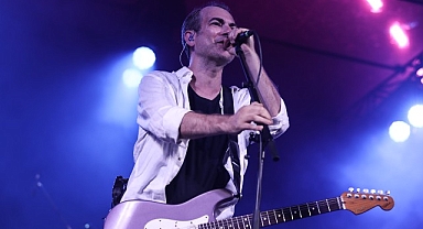 Mor ve Ötesi İstanbul Festivali sahnesini salladı!