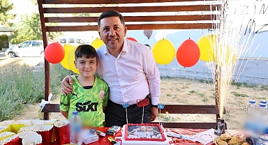 Nevşehir Belediye Başkanı Rasim Arı, İlkokul 3. Sınıf öğrencisi Poyraz Çakır Akyel’e sürpriz yaparak doğum günü pastasını birlikte kesti.