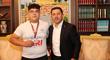 Nevşehir Belediye Başkanı Rasim Arı, Nevşehir Belediyesi Gençlik ve Spor Kulübü çatısı altında katıldığı çeşitli turnuvalarda derece elde eden sporcuları ödüllendirdi.