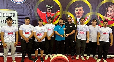 Nevşehir Belediyesi Gençlik ve Spor Kulübü Halter Takımı, Sivas’ta düzenlenen Yıldızlar Kulüpler Türkiye Halter Şampiyonası’nda takım halinde beşinci oldu.