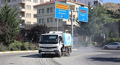 Nevşehir Belediyesi, hafta sonu tüm birimleriyle saha da altyapı ve üstyapı çalışmalarını sürdürüyor.