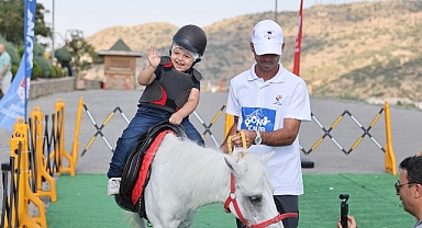 Nevşehir Belediyesi ile Türkiye Jokey Kulübü işbirliğinde düzenlenen ‘Pony Club Şehrinize Geliyor’ isimli proje kapsamında Kayaşehir’de atlara binen çocuklar unutamayacakları bir deneyim yaşadılar