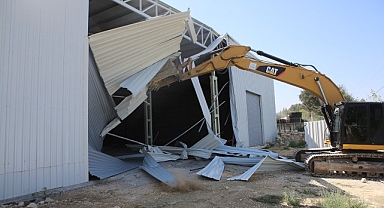 Nilüfer Belediyesi Çalı’da kaçak depoyu yıktı