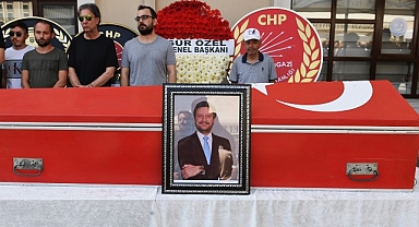 Osmangazi Belediye Meclis Üyesi Feyyaz Alptuğ Memişoğulları, Osmangazi Belediyesi önünde düzenlenenin törenin ardından Yıldırım Bayezid Camii’nde kılınan cenaze namazı ile son yolculuğuna uğurlandı