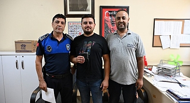 Salihli Belediyesi Çalışanından Örnek Davranış: Bulduğu Cüzdanı Sahibine Ulaştırdı