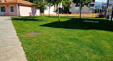 Salihli Belediyesi'nden Yeşil Alanlarda Çim Biçme Çalışması