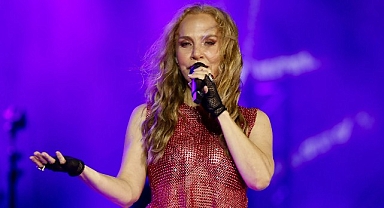 Sertab Erener İstanbul Festivali sahnesinde yeni şarkısı Sen İste’yi ilk kez seslendirdi!