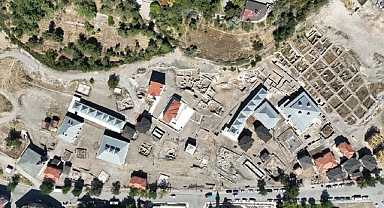 Sivas Kalesi ve çevresinin turizme kazandırılması amacıyla Belediye tarafından uygulanan projede çalışmalar aralıksız devam ediyor.