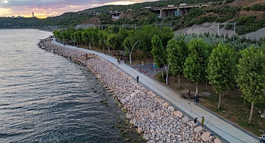 Tavşancıl Sahil Parkı gündüz başka gece başka güzel