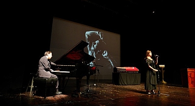 Tiyatro dünyasının usta ismi Genco Erkal, son yolculuğuna Harbiye Muhsin Ertuğrul Sahnesi’nden, sevenlerinin dakikalarca süren alkışları eşliğinde uğurlandı