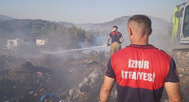Urla'da çıkan yangına müdahale sürüyor