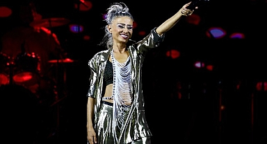 Yıldız Tilbe İstanbul Festivali’nde sevilen şarkılarını on binlere seslendirdi!