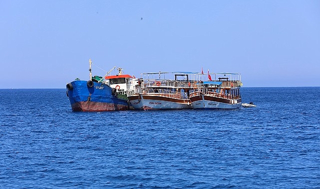 Antalya Büyükşehir Belediyesi'nin atık alım gemisi Adrasan sularında