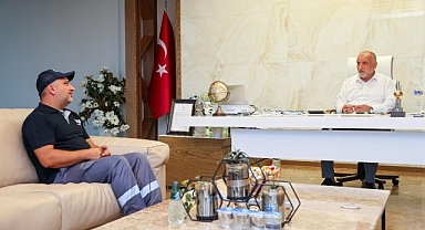 Başkan İbrahim Sandıkçı’dan Yağmura Aldırış Etmeden Çalışan İşçiye Ödül