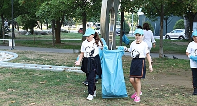 Başkan Şadi Özdemir öğrencilerle parkta temizlik yaptı 