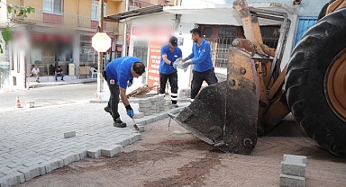 Bayraklı'da yol yenileme seferberliği sürüyor