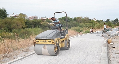 Burhaniye'de yollar yenileniyor