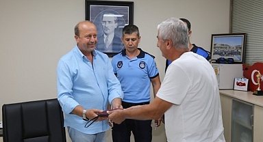 Büyükşehir Zabıtası kayıp çantayı sahibine ulaştırdı; 700 bin TL para ve ziynet eşyası