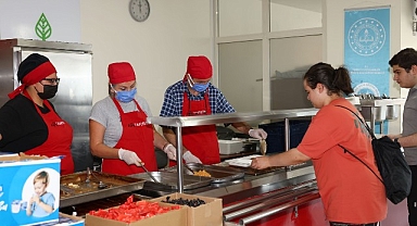 Çankaya Belediyesi'nin Ankara'da öğrenim gören üniversite öğrencilerine yönelik hizmetlerinden ücretsiz akşam yemeği uygulaması başladı