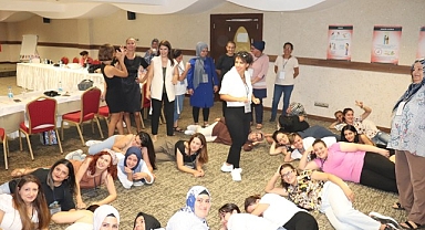 Depremden etkilenen işitme engelli kadınlara sağlık eğitimi