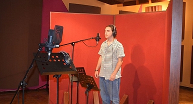 Ege Bölgesinin en büyük kayıt stüdyosu hem öğrencilere hem müzik sektörüne hizmet veriyor