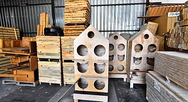 Geri dönüştürülen malzemeler çocuklara oyuncak, can dostlara yuva oluyor