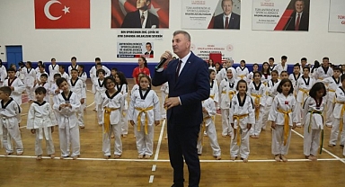 Gölcük Belediyespor bünyesindeki Taekwondo branşında bulunan 330 sporcu, düzenlenen törenle kuşak atladı.