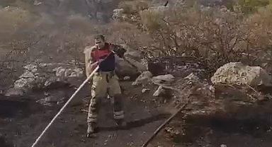 İki ilçede çıkan yangınlara İzmir İtfaiyesi’nden hızlı müdahale