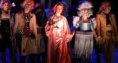 İstanbul Büyükşehir Belediyesi Şehir Tiyatroları, tiyatro sezonunun ilk haftasında 8 oyunla seyirci karşısına çıkıyor.