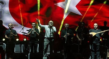 İzmir Enternasyonal Fuarı’nda müzik ve dans dolu gece