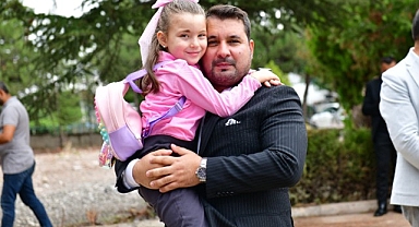 Kahramankazan Belediye Başkanı Selim Çırpanoğlu, ilçedeki 1. sınıfa başlayan tüm öğrencilere anlamlı bir sürpriz yaparak kırtasiye çeki hediye etti