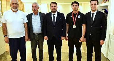 Kahramankazan Belediyespor Halter Takımı sporcusu Berat Ergün, Yıldızlar Türkiye Halter Şampiyonası'nda altın madalya kazandı