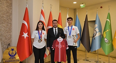 Kahramankazan Belediyespor Kulübü sporcuları, Kahramankazan Belediye Başkanı Selim Çırpanoğlu'nu makamında ziyaret etti.