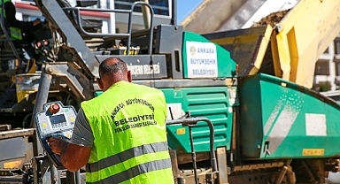 Keçiören'de hummalı yol çalışması.