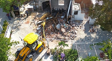 Kemalpaşa Belediyesi, güvenlik tehlikesi oluşturan ve görüntü kirliliği yaratan metruk binaların yıkımına devam ediyor.