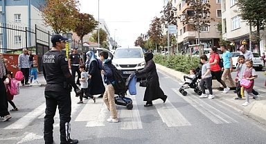 Küçükçekmece zabıtasından okul önlerinde denetim.