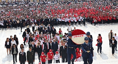 LÖSEV, her yıl olduğu gibi bu yıl da on binlerle birlikte Atamızın huzurunda, ANITKABİR’de.