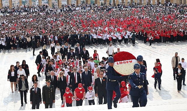 LÖSEV, her yıl olduğu gibi bu yıl da on binlerle birlikte Atamızın huzurunda, ANITKABİR’de.