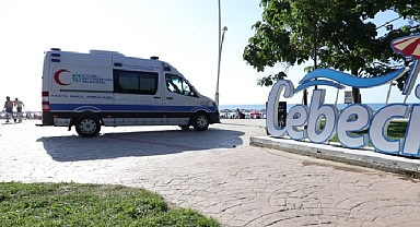 Mavi ambulanslar ve sağlık ekipleri plajlarda görev başındaydı; Büyükşehir en zor anlarında yanlarındaydı