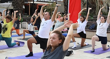 Mudanya Belediyesi ve Eflatun Yoga Yaşam Okulu’nun işbirliği ile Güzelyalı Atatürk Parkı'nda düzenlenen yoga etkinliği, pazar sabahına huzur dolu bir başlangıç getirdi. 