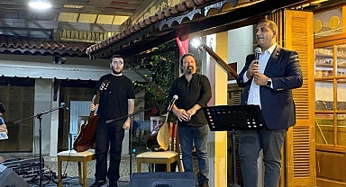 Narlıdere'de müzik konuştu: Soner Bektaş konserine yoğun ilgi.