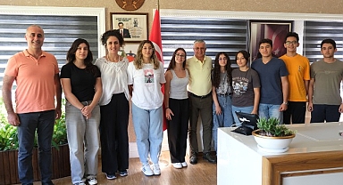 Öğrencilerden Başkan Topaloğlu’na teşekkür ziyareti 