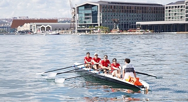 Rixos Tersane İstanbul Kürek Festivali'ne destek veren Corendon Airlines’ın kürek takımları kıyasıya yarıştı