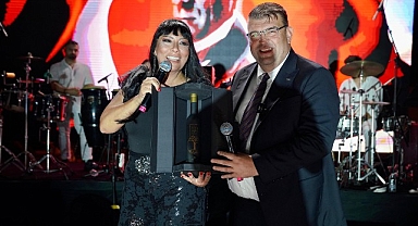 Seferihisar 102. Kurtuluş Günü’nü, Işın Karaca ve orkestrasının muhteşem sahne performansıyla kutladı.