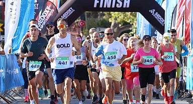 Uluslararası Ayvalık Kurtuluş Yarı Maratonu koşuldu.