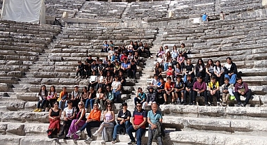 Antalya Büyükşehir'den Cumhuriyet Haftasında Çocuklara Aspendos-Side Tanıtım Gezisi 