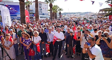 Ayvalık’ta 8 Ekim Salı günü sabah saatlerinde Atatürk Anıtı’na yapılan saldırıya vatandaşlardan tepki yağdı.