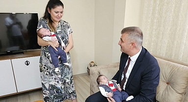 Başkan Sezer'den ikiz bebeklere hoş geldin sürprizi