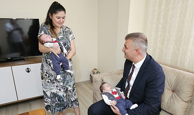 Başkan Sezer'den ikiz bebeklere hoş geldin sürprizi